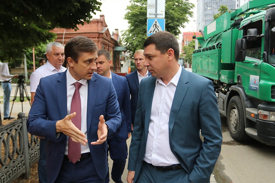 Евгений Первышов провел рабочий объезд участков ремонта коммуникаций. Фото: "Водоканал"