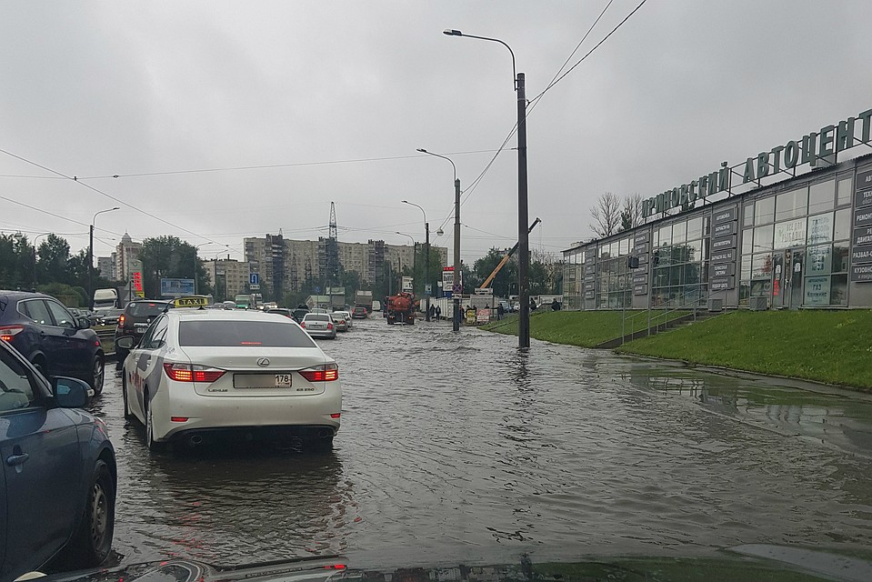 На дорогах стало тесно из-за подтоплений и неисправных светофоров. Фото: Сообщество «ДТП и ЧП | Санкт-Петербург» во «ВКонтакте»