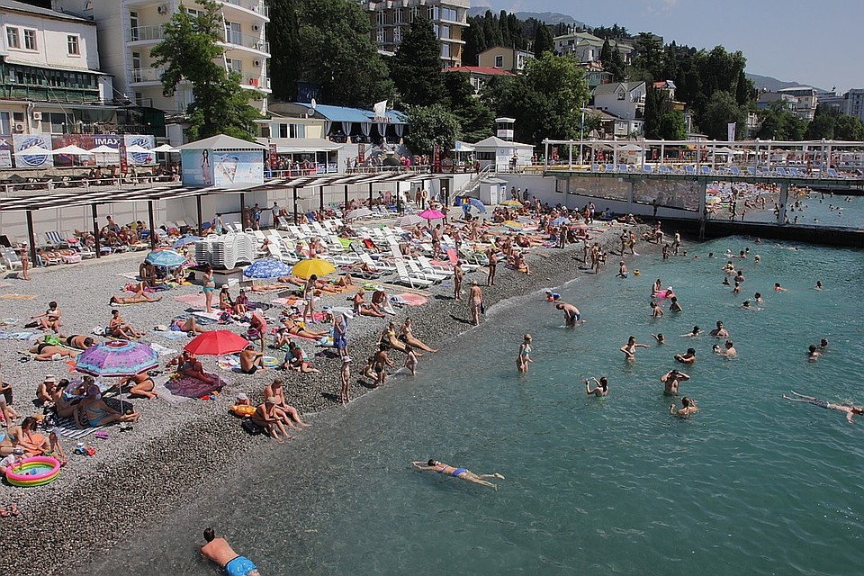 Больше всего туристов сейчас на ЮБК, в Керчи, Феодосии и Судаке.