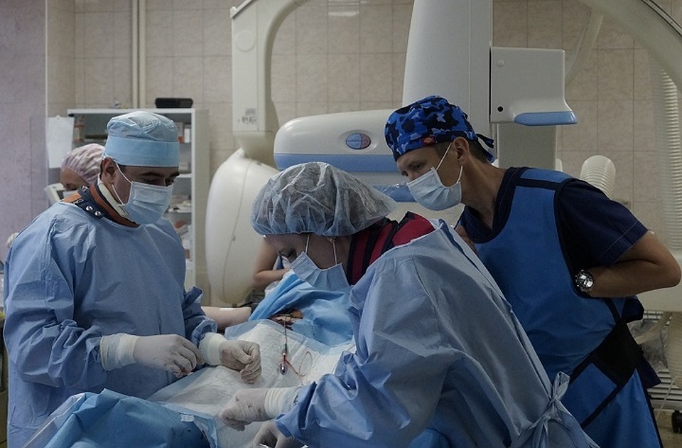 Операция выполняется без разреза, через прокол в бедренной артерии. Фото: cardio-tomsk.ru