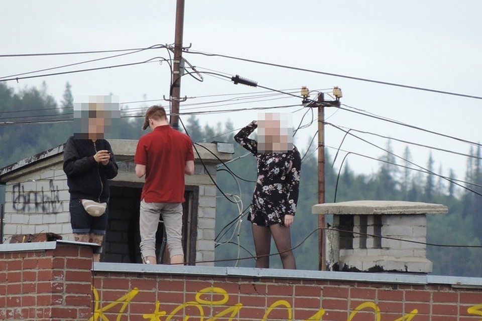 В Мурманской области группа позеров устроила скандальную фотосессию на крыше. Одна из участниц закинула руку так, словно нарочно красуется перед камерой. Фото: группа "Мурманск ДТП ЧП"