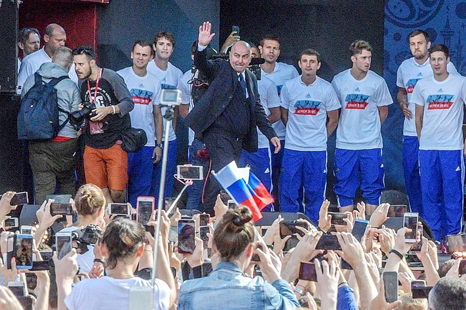 Сборная России вышла к болельщикам в фан-зоне на Воробьевых горах.