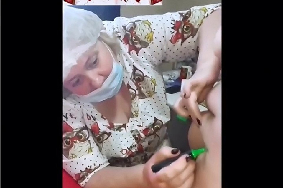Врач провела операцию без анестезии на простой кушетке.