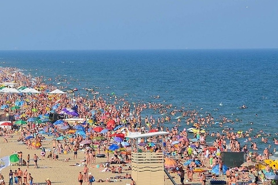 Из-за сильных дождей вода в море очень грязная
