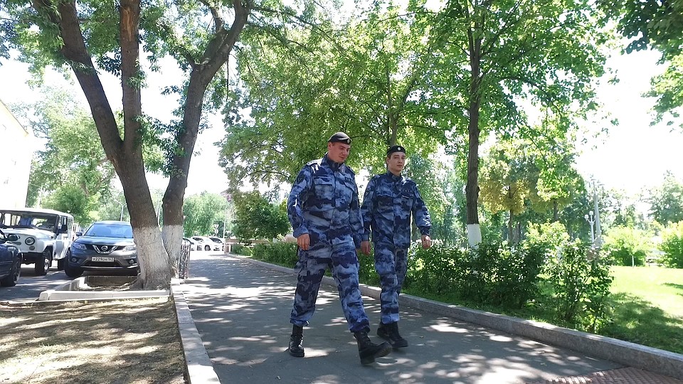 Павел Ф. бросил тонущему мужчине спасательный круг и начал вытаскивать его из воды. Второй рогсвардеец – Владислав Ф. – тем временем заглушил двигатель катера, чтобы тонущий не попал под винт
