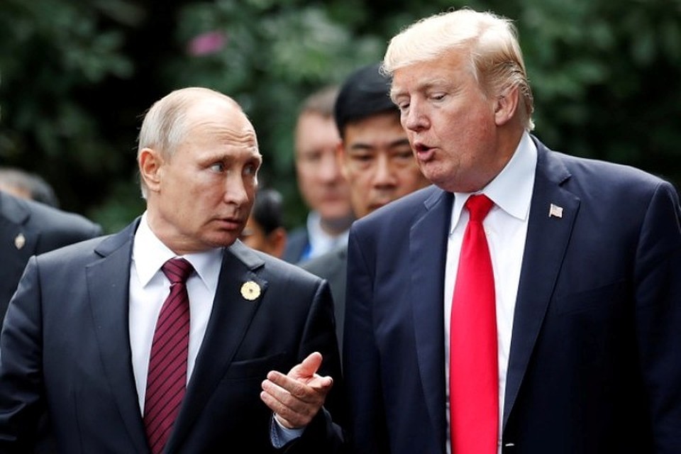 Президент России Владимир Путин и американский лидер Дональд Трамп на встрече во Вьетнаме