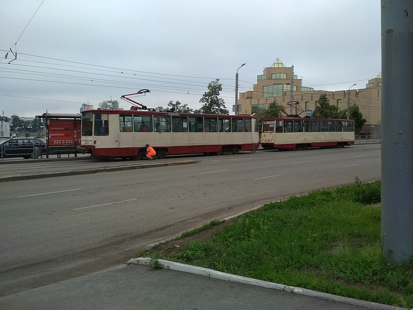 Из-за поломки на рельсах образовалась пробка.