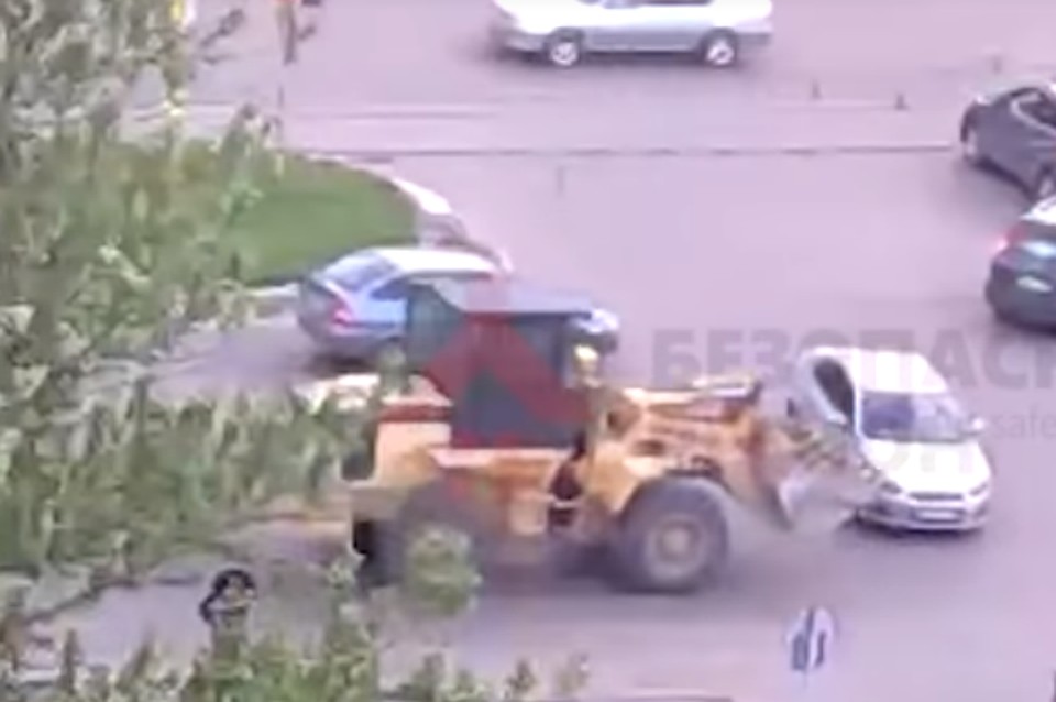 Трактор подмял легковушку в Ярославле. Фото: скриншот с видео "Ярнет".