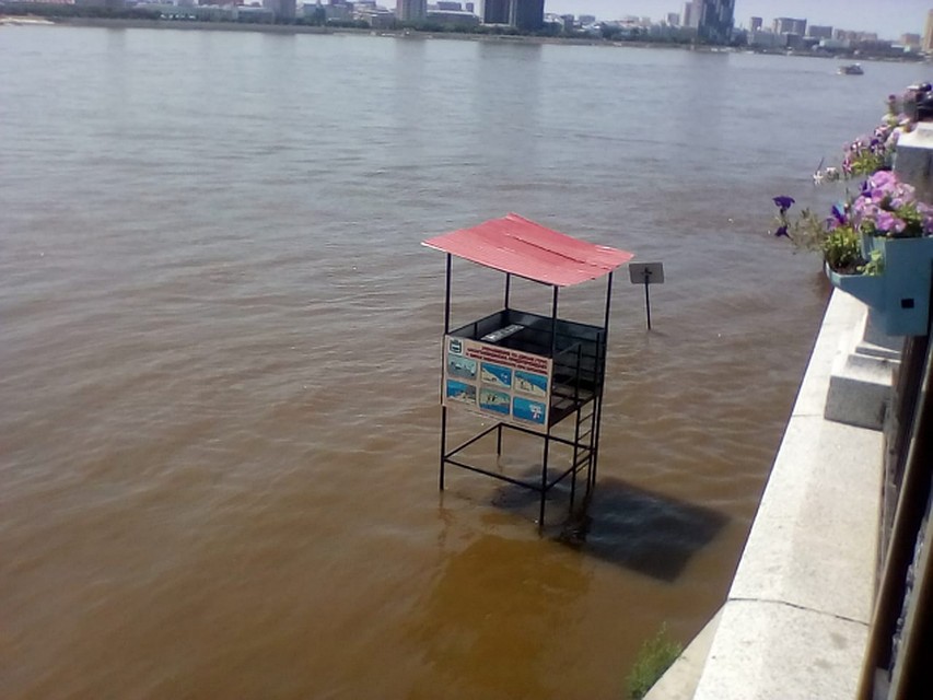 Вода в Амуре прибыла настолько, что затопило городской пляж.