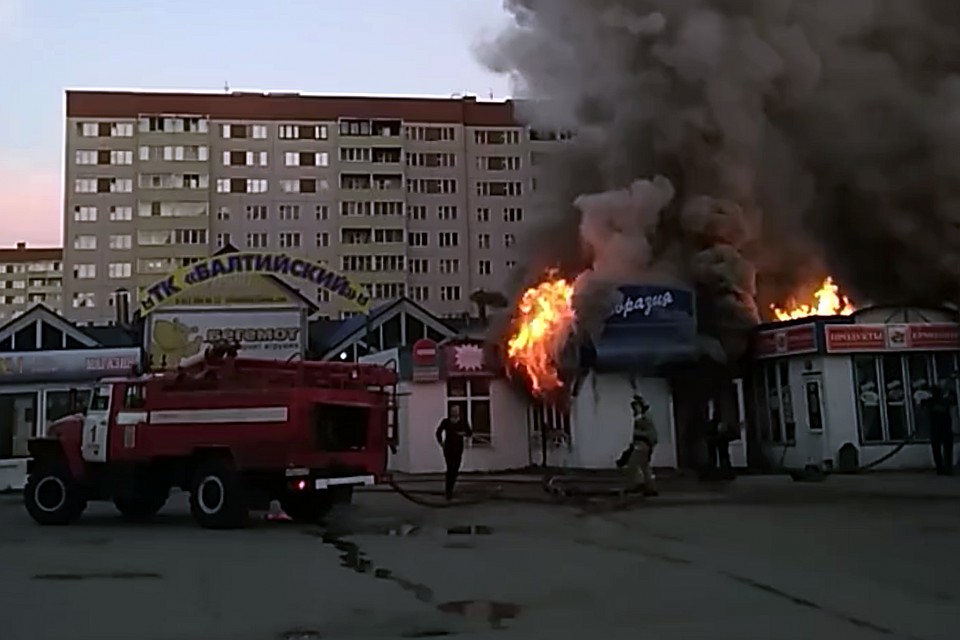 Пожарным удалось спасти от огня пять торговых павильонов. Фото: Скриншот видео Игоря Васильева.