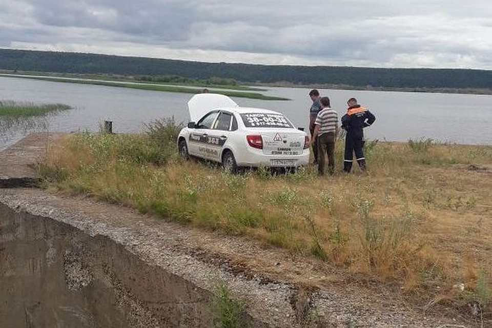 На берегу осталась машина охотника.