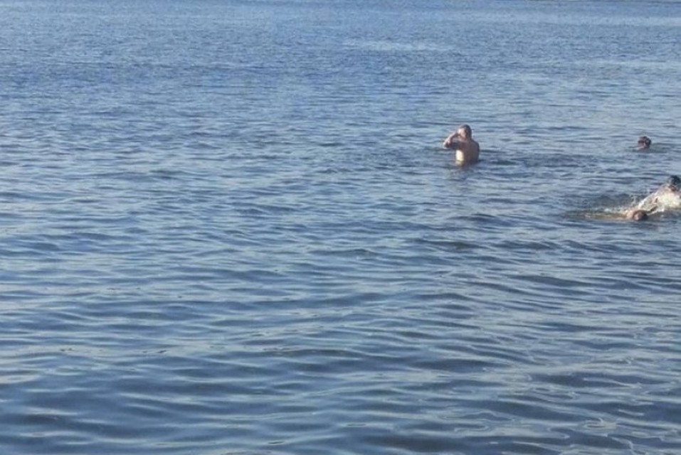 Мужчина купался на городском пляже
