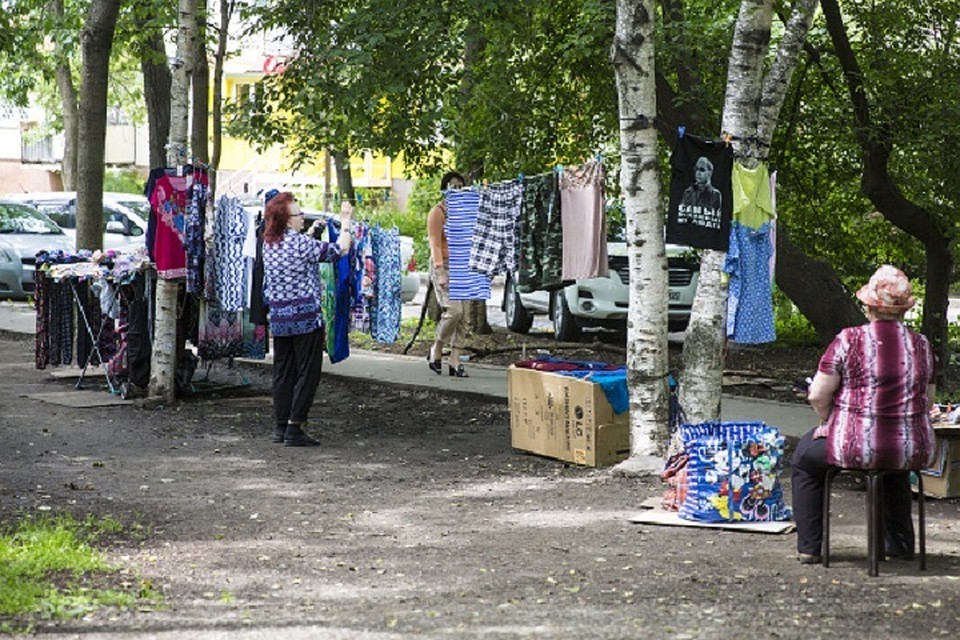 Торговля ведется даже при помощи бельевых веревок, натянутых между деревьями. Фото: vlc.ru