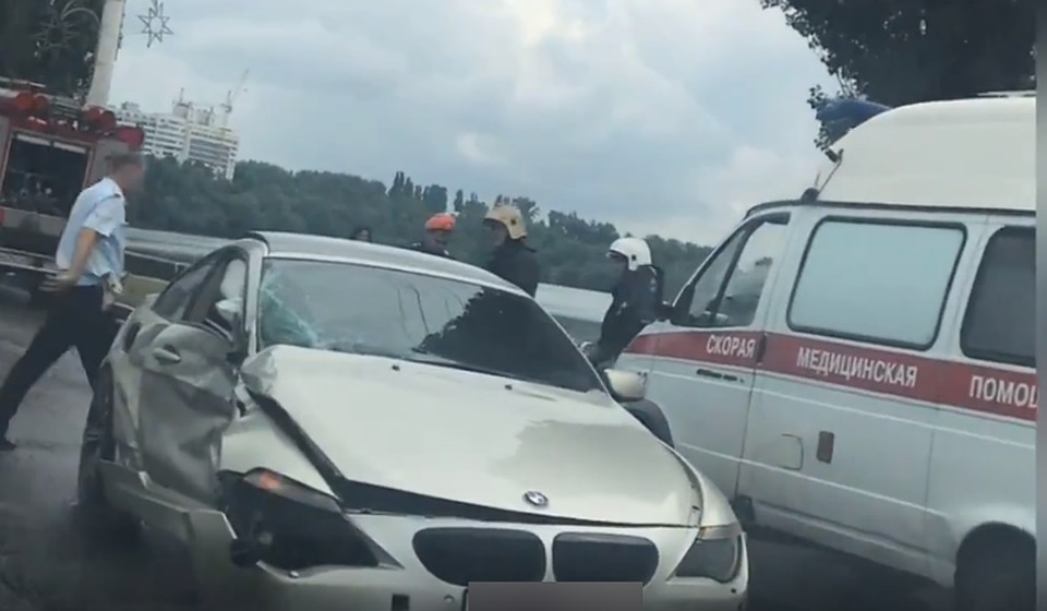 У "БМВ" сильно помят бок.