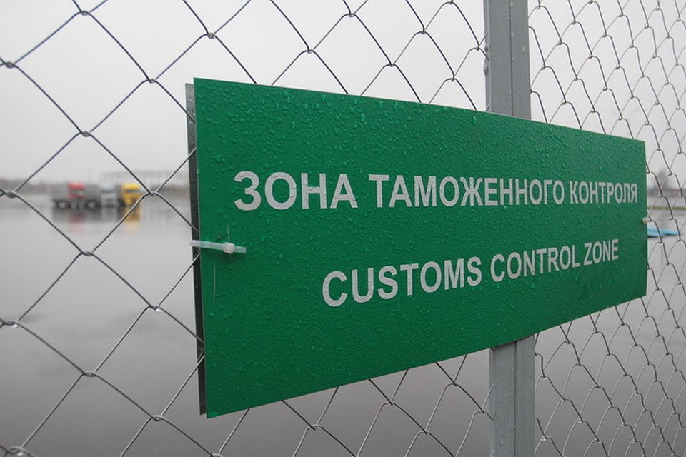 Житель Латвии решил откупиться от сотрудника Псковской таможни.