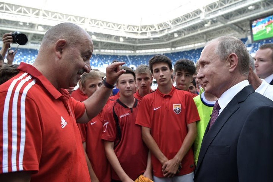 Президент РФ Владимир Путин (справа) и главный тренер сборной России по футболу Станислав Черчесов
