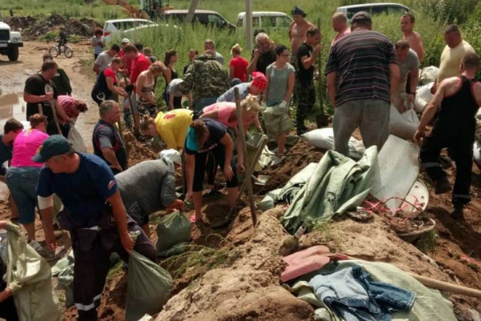 Спасатели из Хабаровска помогают подтопленцам из Амурской области