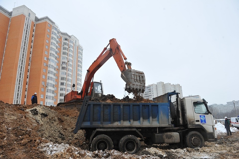 Рабочий вместе с бригадой работал в двухметровом котловане.