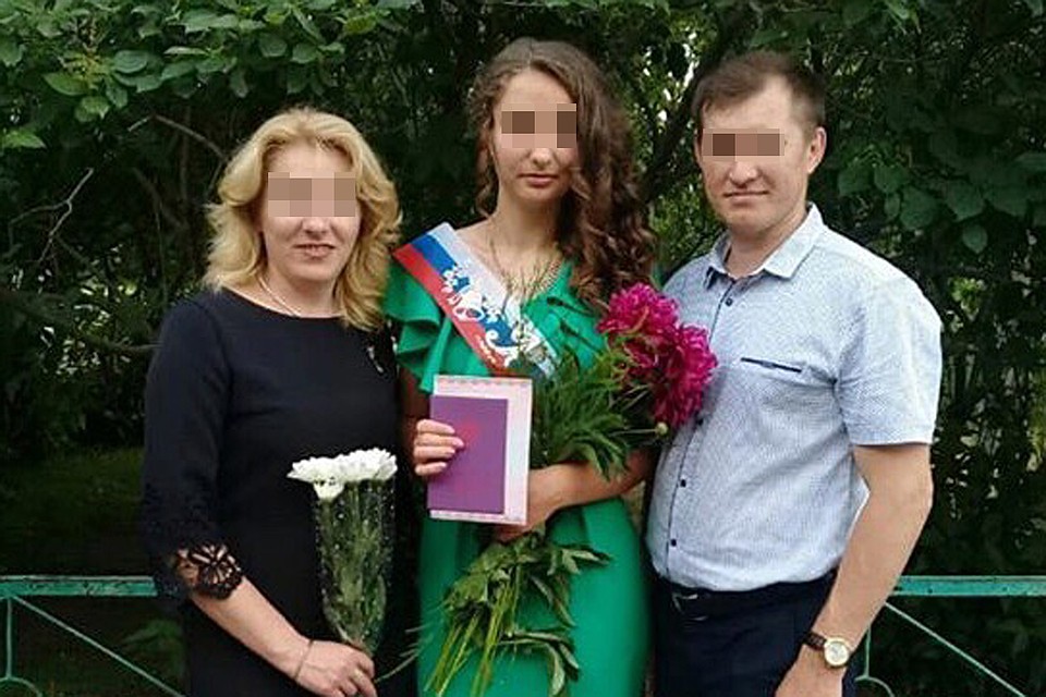 Посередине девочка, которая разрубила котенка, с родителями. Фото со страниц в социальных сетях