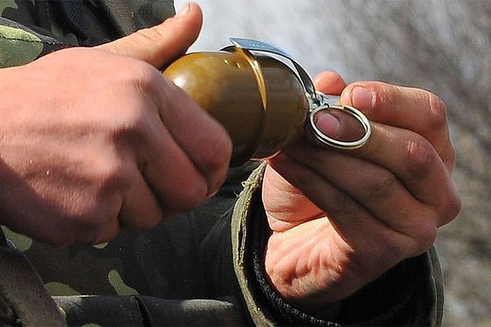 Мужчина ворвался в офис с муляжом гранаты