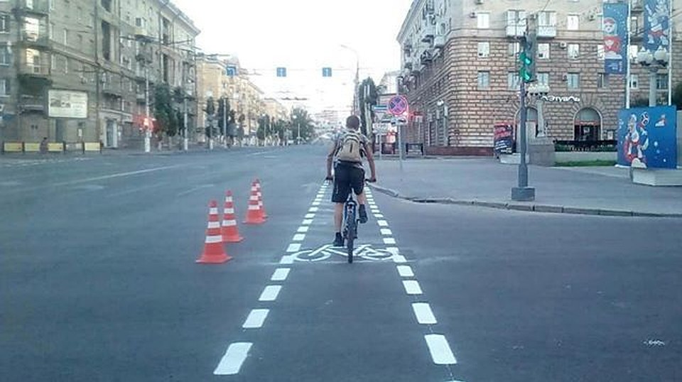 У велосипедистов теперь есть своя дорожка - рядом с полосой общественного транспорта. Фото Михаил Соломонов.
