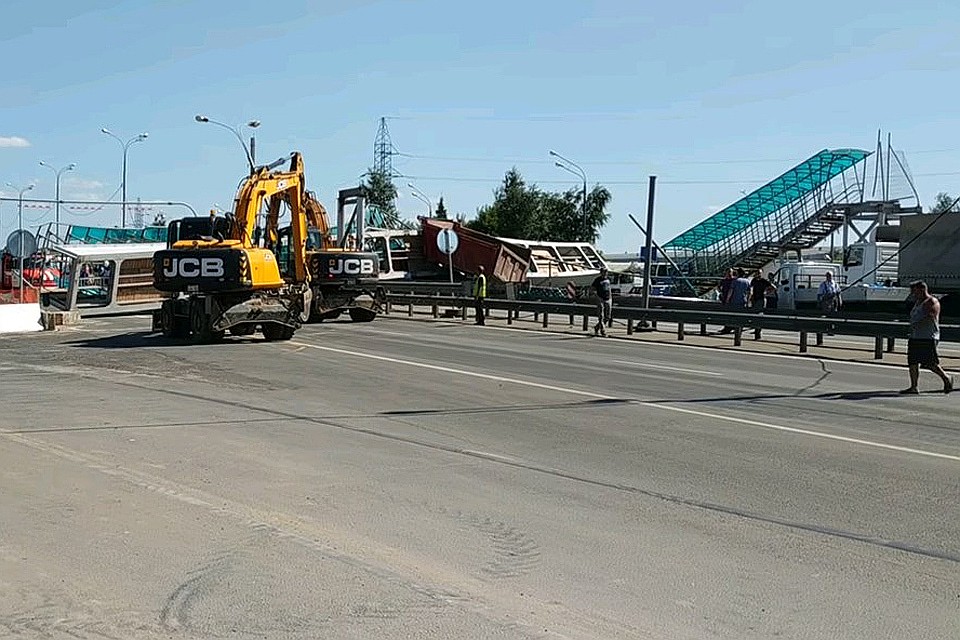 Металлическая конструкция моста рухнула на дорогу и полностью перекрыла движение.