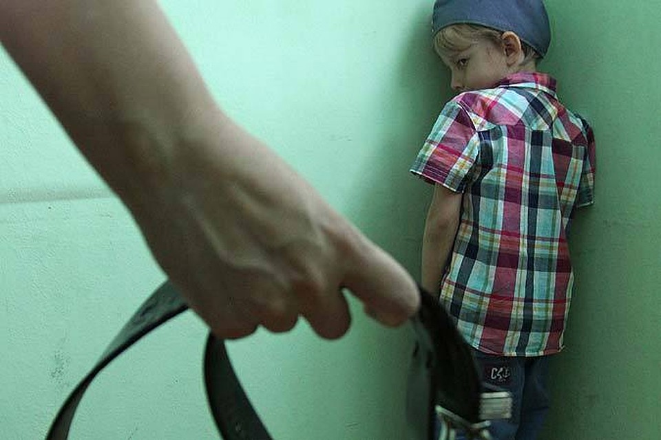 Мужчина пьет и бьет мальчишку. Ему дали последний шанс на исправление.