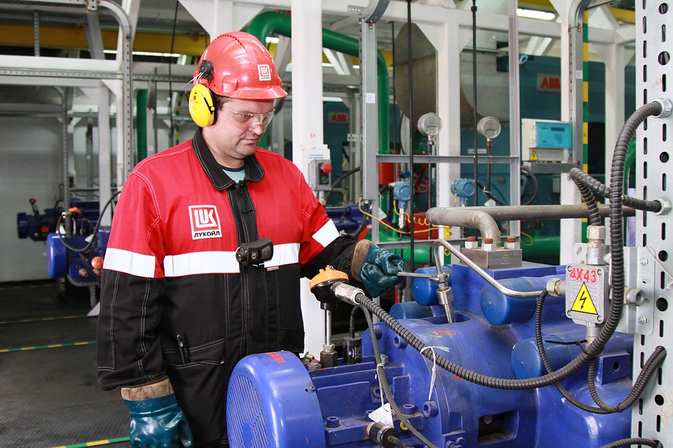 Персонал нефтепромысла может управлять технологическими процессами блочной кустовой насосной станции дистанционно.