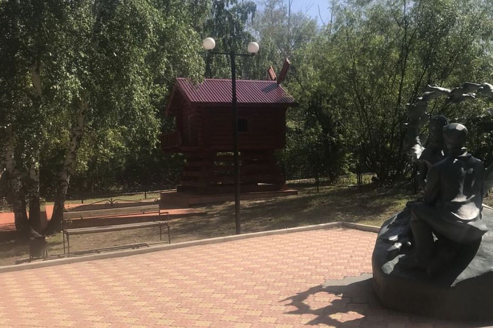 Двор из фильма "Любовь и голуби" воссоздали на родине автора комедии Владимира Гуркина в Черемхово. ФОТО: Администрация Черемхово