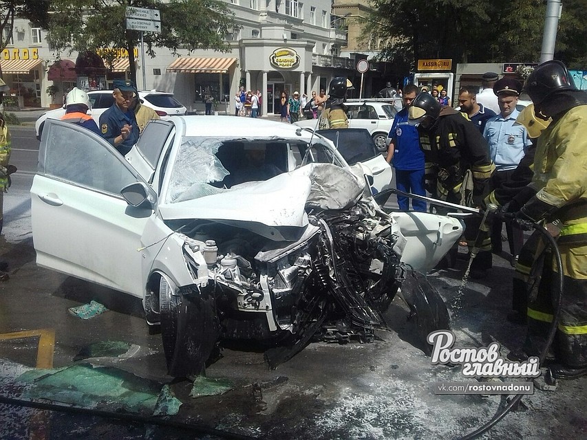 Пострадал водитель этой машины. Фото ВК "Ростов Главный - новости Ростова-на-Дону".