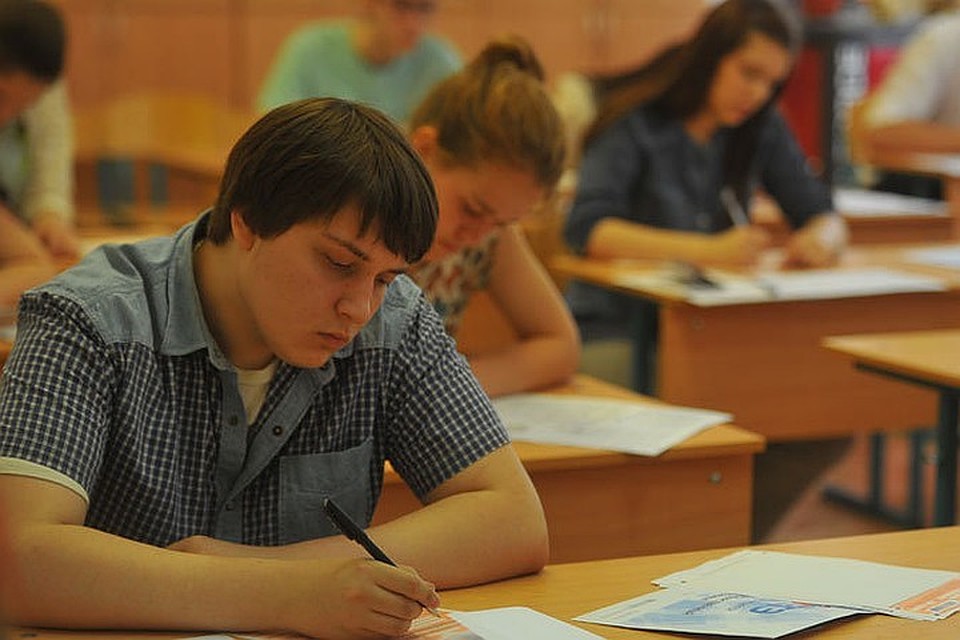 Трех выпускников отстранили от экзаменов за мошенничество
