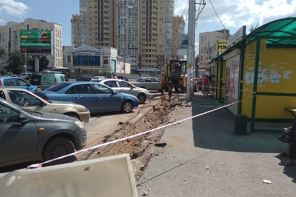 Возле Центрального рынка демонтировали бордюры