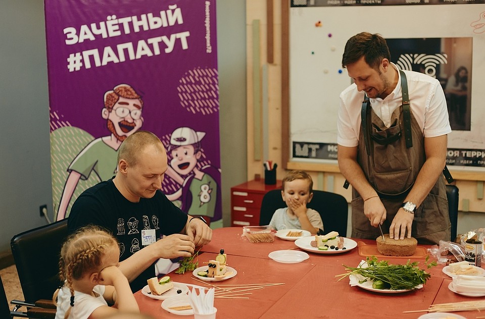 В рамках проекта тюменские папы уже успели поучаствовать в кулинарном мастер-классе. Фото из официальной группы #ПАПАТУТ в соцсетях