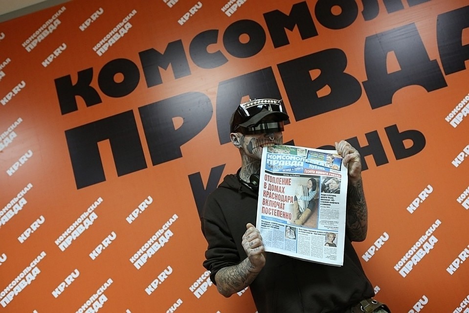На протяжении всей пресс-конференции Рик крутил в руке то, что под нее попадалось.