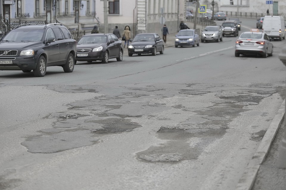 Жильцы двора год назад сами заливали цементом самые опасные ямы.