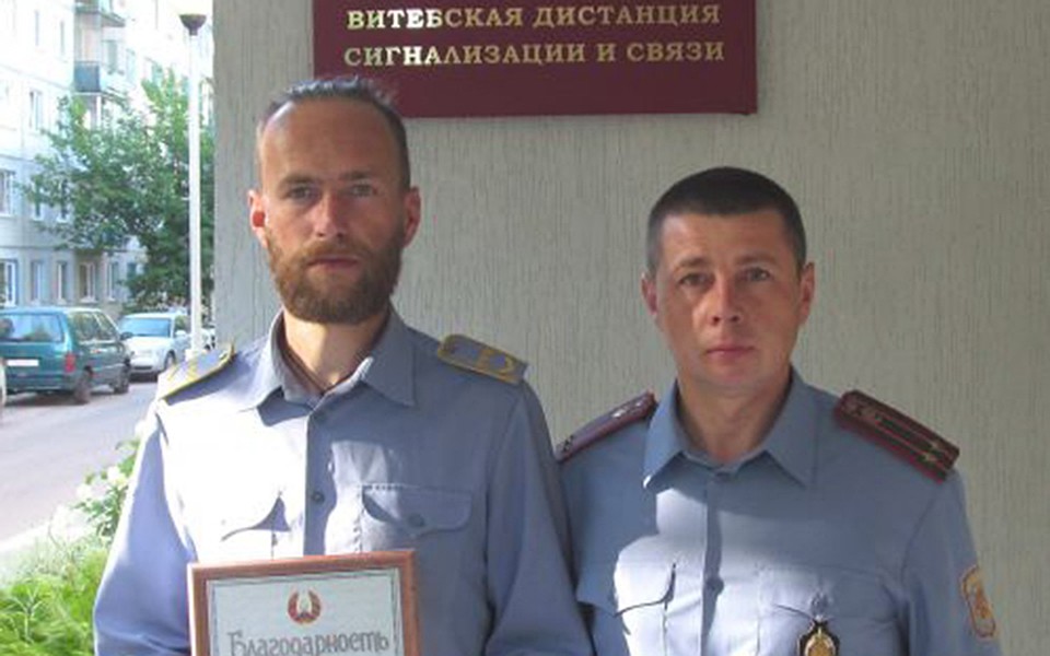 Начальник ОВДТ вручил Михаилу Михайлову благодарность за то, что тот задержал двоих воров. Фото: УВД Витебского облисполкома.