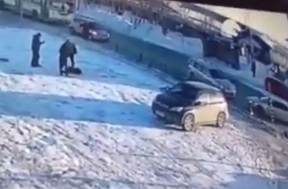 Жуткое ДТП в Салехарде зафиксировали камеры торгового центра Фото: скрин видео