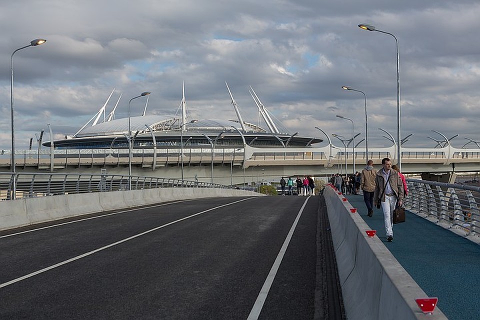 С Яхтенного моста прыгнули уже двое.