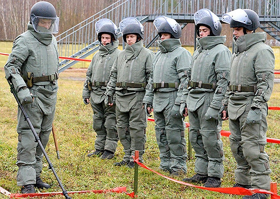 В ближайшее время саперное подразделение вывезет мину в безопасное место и уничтожит. Фото: пресс-службы Южного военного округа