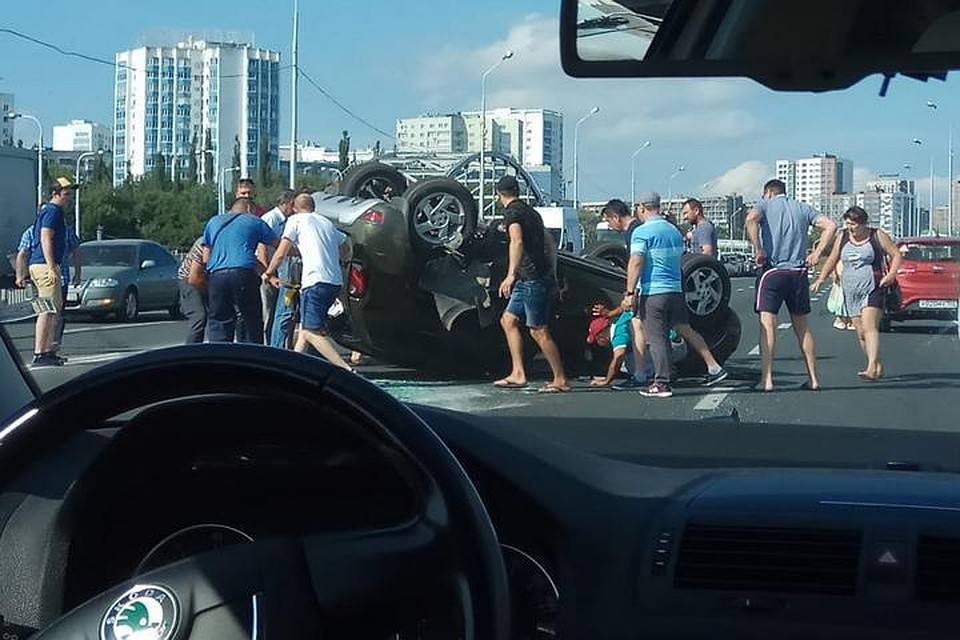 В Уфе на «новом» мосту через Белую перевернулась иномарка