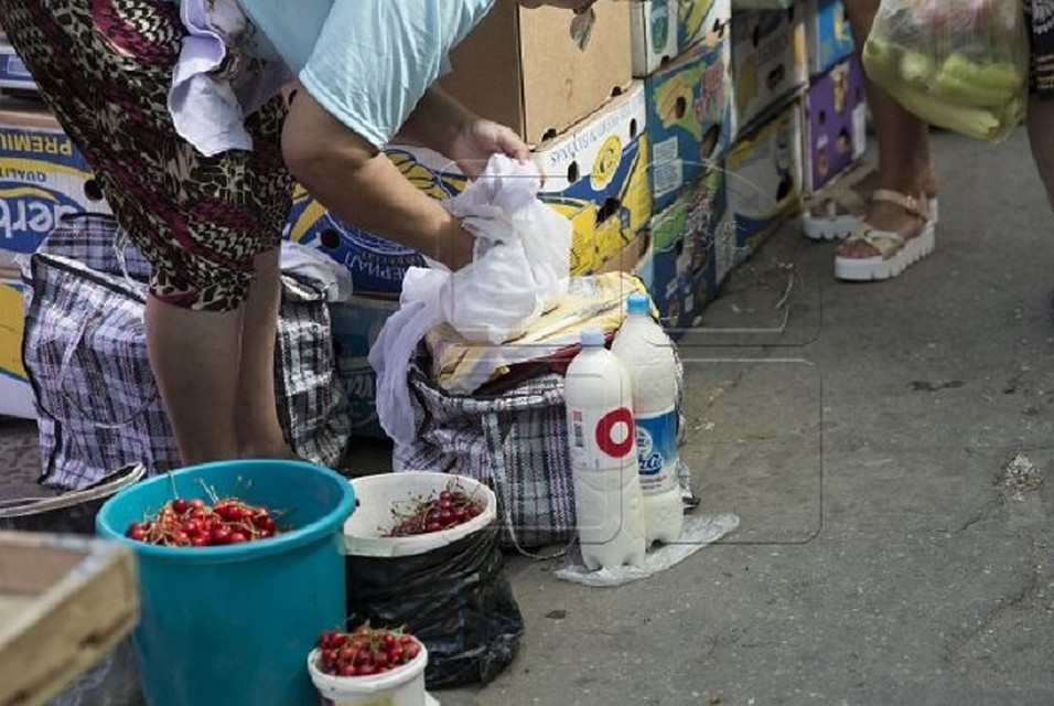 В жару такое молоко быстро превращается в кефир, а мясо и яйца - в яд. Фото: Publika
