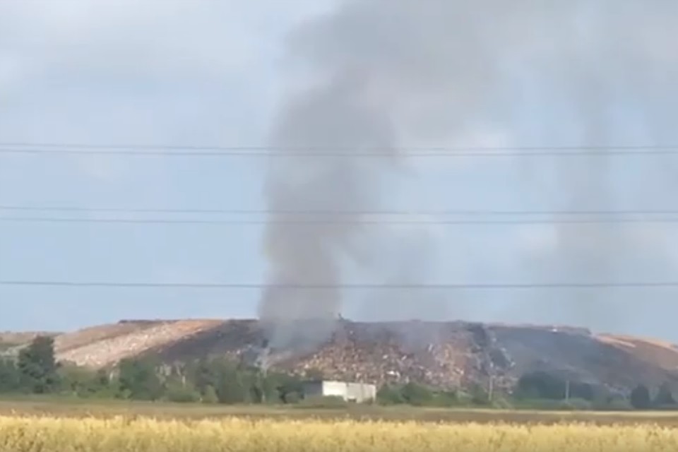 Специалисты утверждают: то, что дымило на полигоне, - не пожар, а испарения. Фото очевидцев.