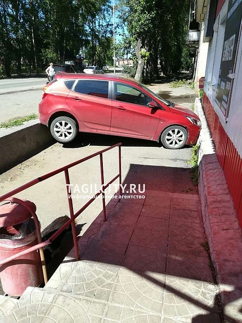 Легковушка врезалась в дом в Нижнем Тагиле. Фото: Тагилсити