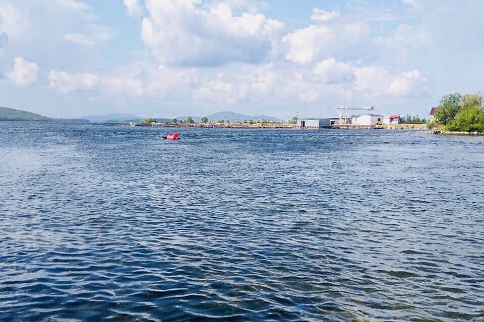 В Мурманской области жительница Апатитов сломала ногу в отводном канале в городе Полярные Зори. Этот водоем выглядит живописно, но по факту остается одним из самых опасных в регионе - течение сильное, а на дне камни и "железки". Фото: murmansk.sledcom.ru