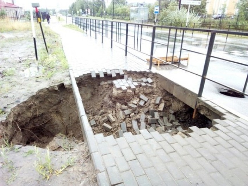 Были провалы грунта. Фото с соцсети ВКонтакте из группы "Нягань (Что произошло)"