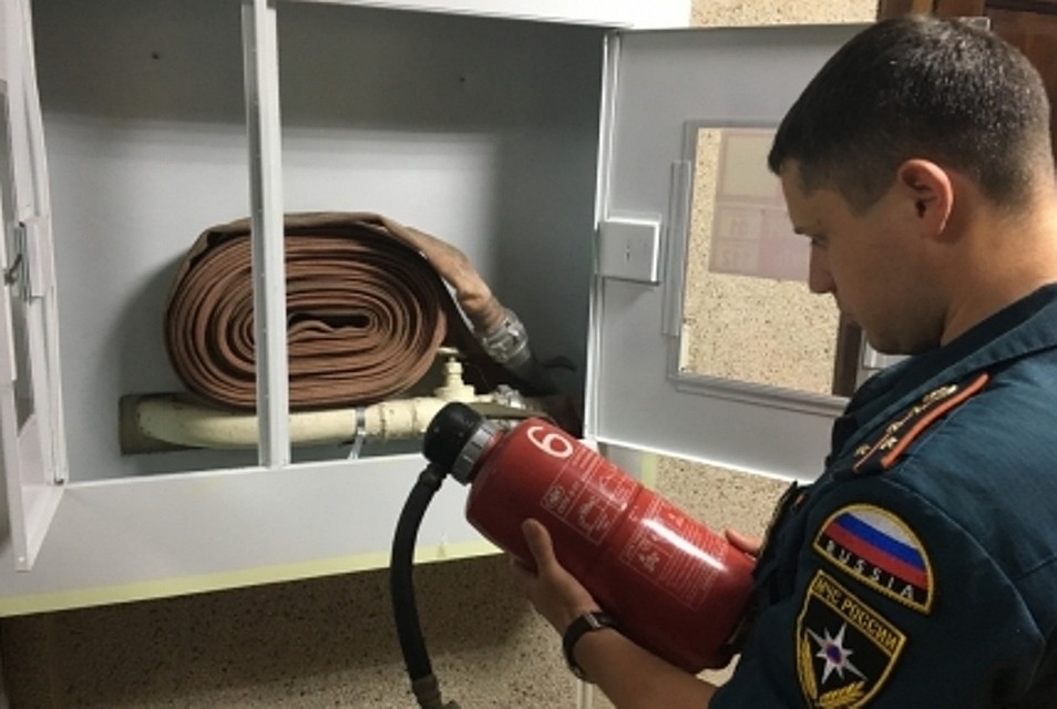 Более 50 нарушений обнаружено в административном здании в городе Усть-Куте, где накануне произошел пожар.