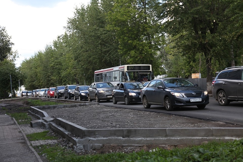 На улице Лебедева постоянно выстраиваются пробки.