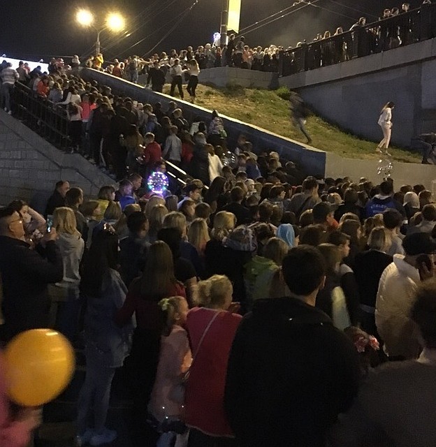 После салюта люди даже не могли выйти из толпы.
