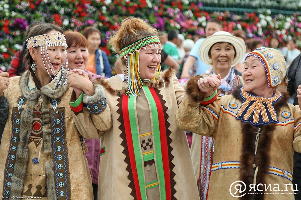 Яркое событие дня коренных народов мира - фестиваль круговых танцев