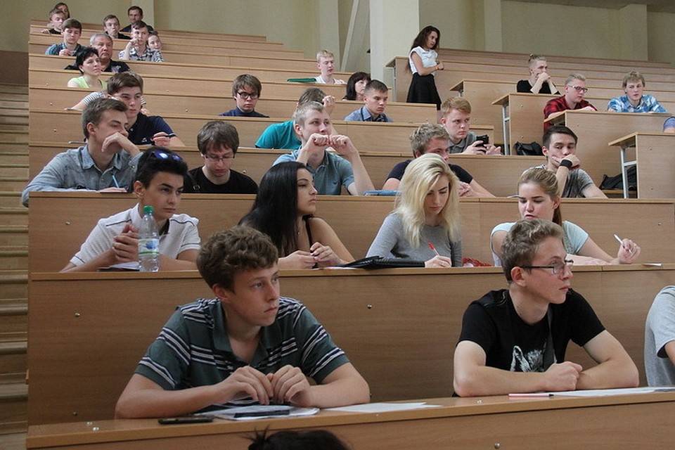В вузе учатся больше десяти тысяч человек.